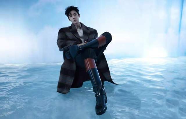 肖战|肖战刚登上时尚杂志热议，又代言国际品牌香水，这开挂的节奏好猛