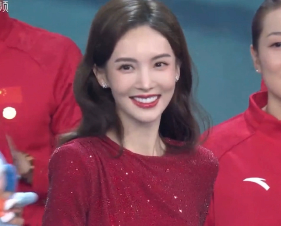 杨幂|春晚礼服奢华秀：女星拼超季，男星比咖位，杨幂跟金晨同框被碾压