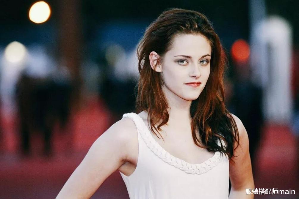 服装搭配师main|她是荧屏女神“暮光女”,剪短发越变越帅,光脚走红毯被赞真性情