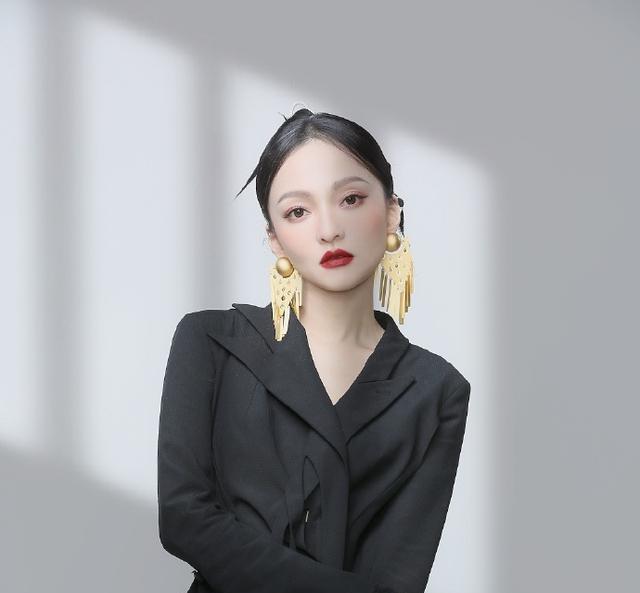 张韶涵|38岁张韶涵晒美照,网友:这发型让发量看起来有点感人