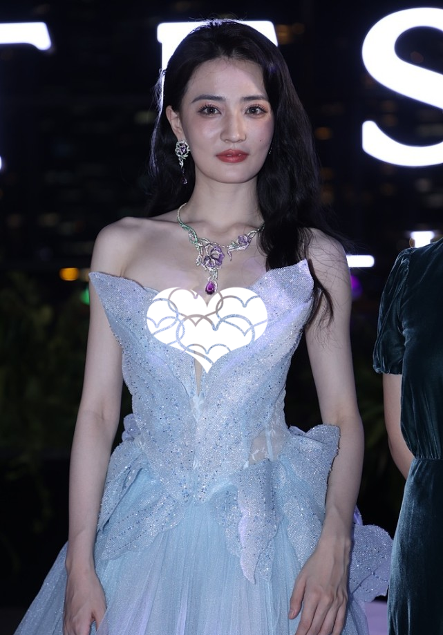 BiuVogue|徐璐的无修图真的太美了，看着又纯又欲的，穿蓝裙更迷人了