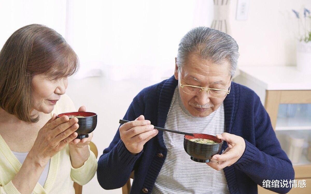 绾绾说情感|40岁阿姨给67岁大爷做保姆，每月工资1万，她哭着说：我不做了