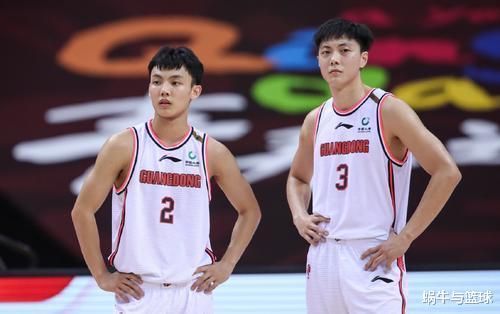 胡明轩|胡明轩在CBA赚了多少钱，他为什么不买汽车，而是骑电动车？