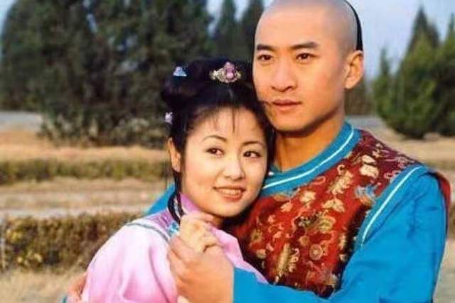 还珠格格|《还珠格格》开播23年：主演险全军覆没，杀妻、出轨、撞人太唏嘘