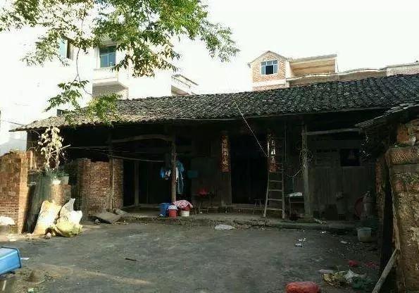 堂哥花20万盖房，盖一半没钱了，直接入住毛坯房，被全村人嘲笑！