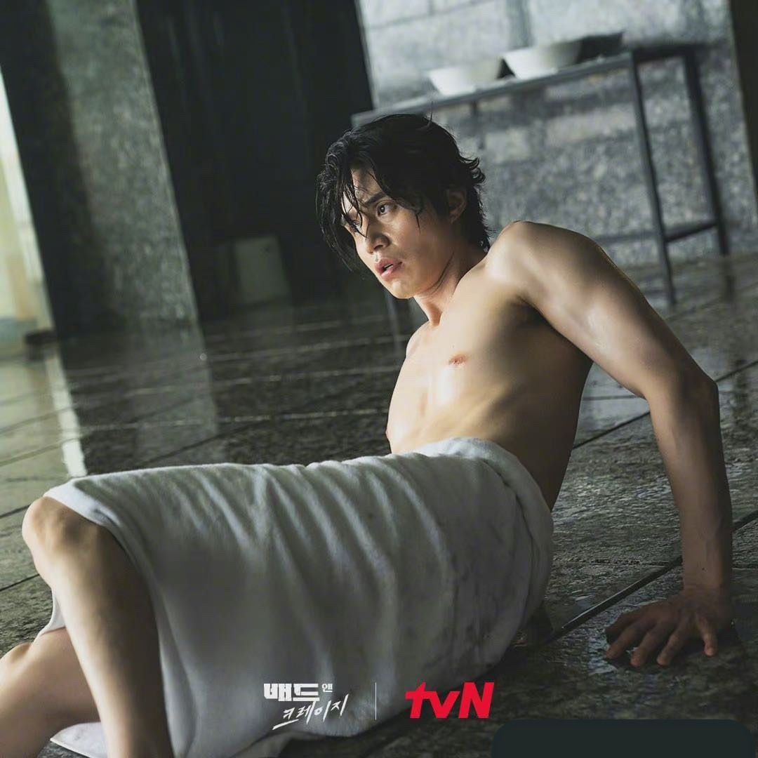 李栋旭|李栋旭新剧造型曝光，眉眼深邃身材抢镜，这状态哪里像40岁？