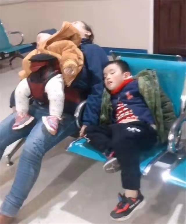 没有老人帮着带娃,丈夫不同意妻子辞掉工作,孩子2岁又要了二胎