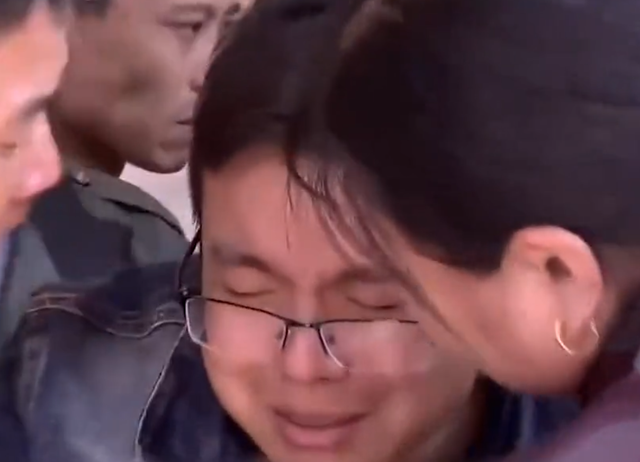 父母失去两个儿子,伤心过度双双自杀,留下小儿子一个人独自伤悲
