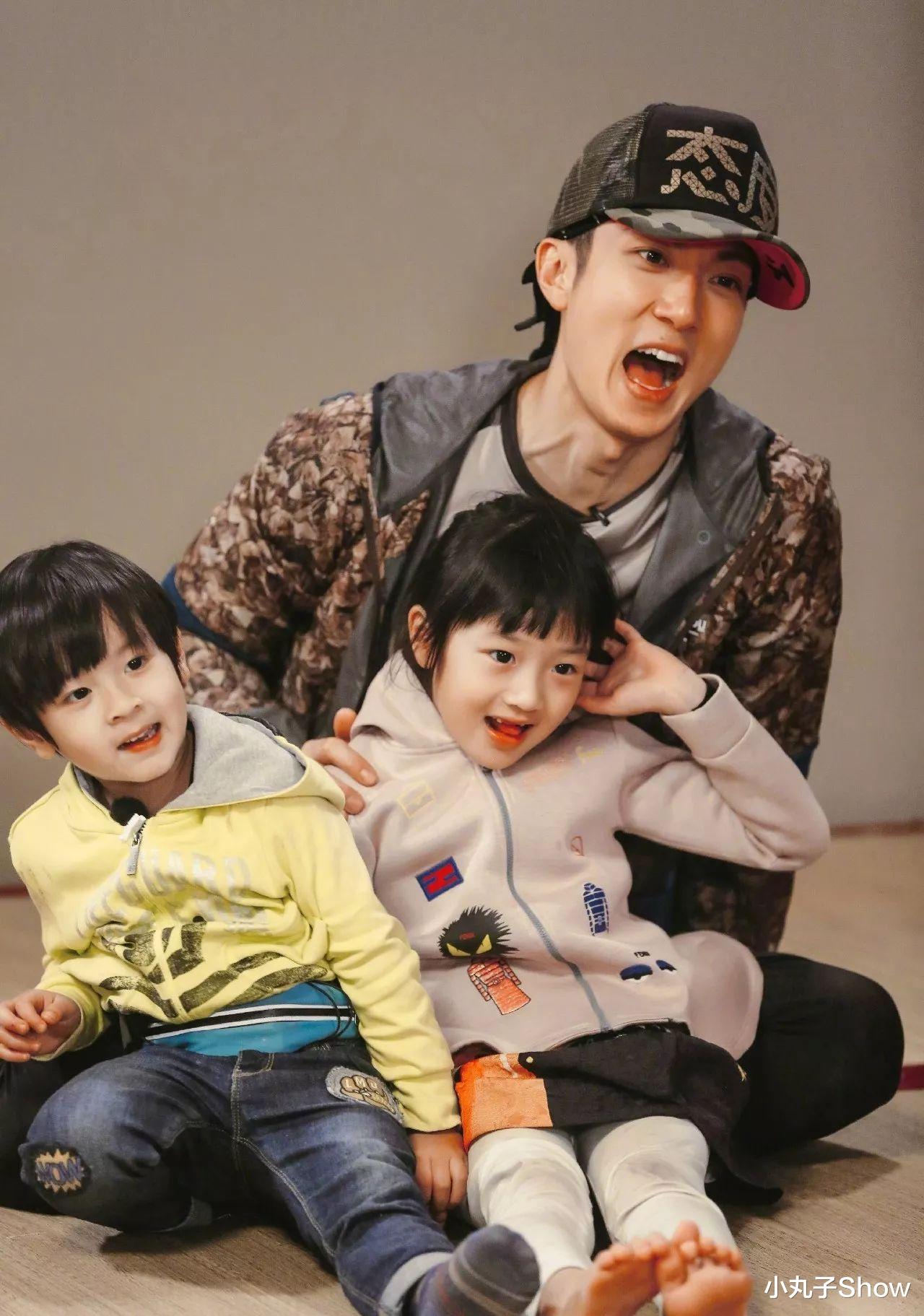 吴尊|吴尊携儿女拍亲子大片,沙发玩电动超级温馨,星二代颜值越来越高