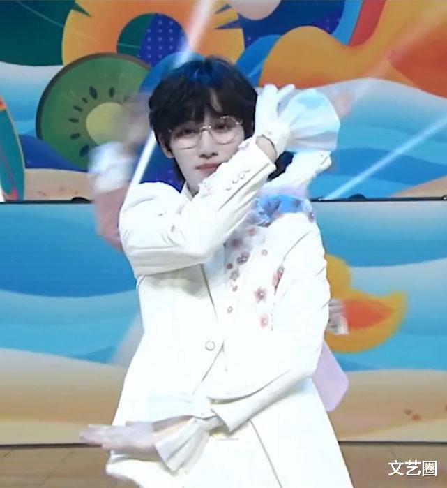 时代峰峻|时代峰峻有多会省钱？时代少年团成员染头发只染刘海，舞台表演戴假袖子套