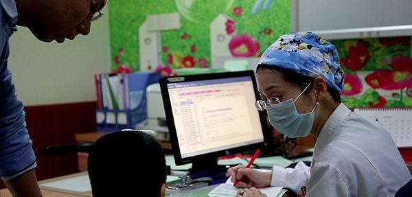 我是妈妈|4岁孩子被蜱虫咬伤，宝妈一番操作救了娃，获得医生连连称赞