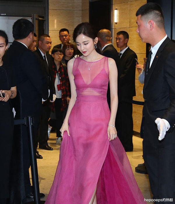 古力娜扎|古力娜扎商务应酬照曝光，敬酒动作引发热议，素质高低一目了然