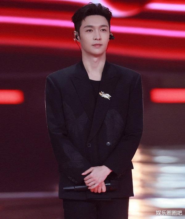 张艺兴|张艺兴录制春晚!西装外披牛仔服气势足,留着大背头如大佬一般