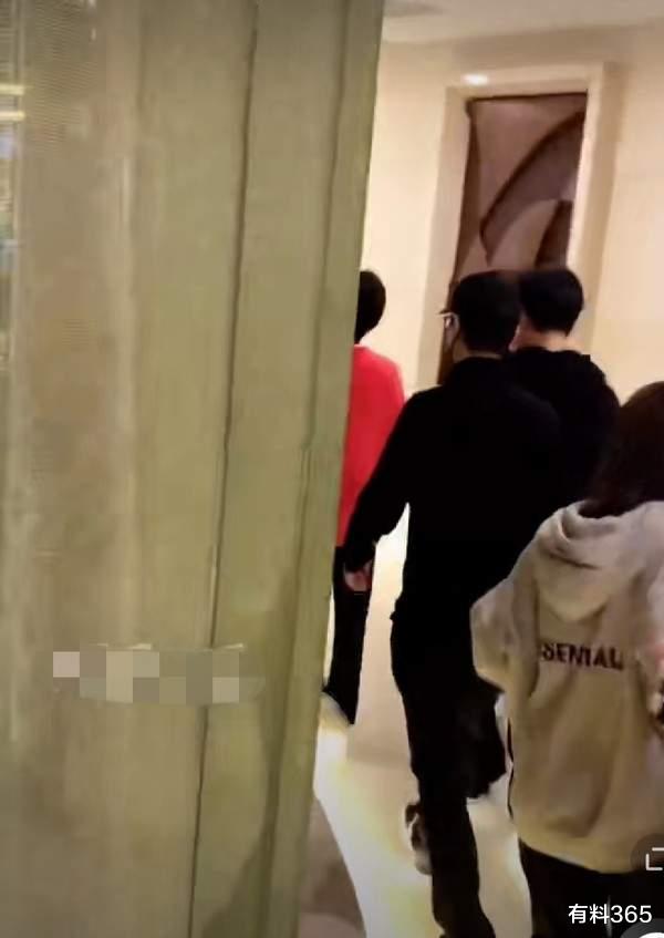 王源|王源第四次春晚彩排曝光，粉色毛衣太吸睛，把粉丝迷的移不开眼