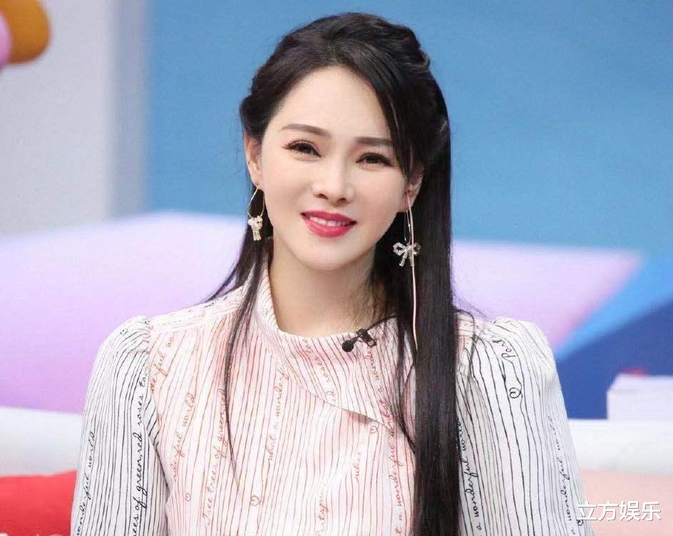 伊能静|53岁伊能静现身音乐节，膀大腰圆面部赘肉明显，秦昊携女甜蜜捧场