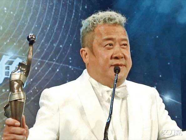 曾志伟|曾志伟纵横娱乐圈几十年，蓝洁瑛事件没跌倒，反而被儿媳颜面扫地