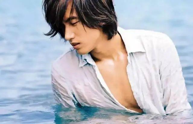 棉妈育儿经|20年后F4现状:有人一年没收入、有人豪宅变废墟、有人成商业大佬