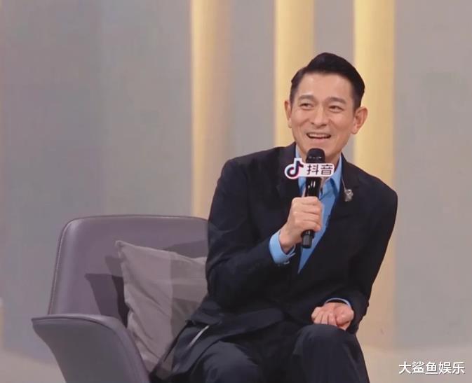 刘德华|新老偶像的待遇真的天差地别，刘德华当年因为翻不好跟头还要现场表演胸口碎大石