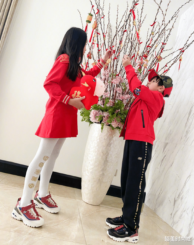 吴尊|吴尊10岁女儿为文莱国王表演，穿白衣气质文静，大长腿引人注目