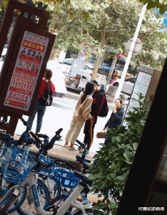 时光了了说说|女孩们以后穿裙子一定要注意点坐姿呀,这也太尴尬了!哈哈哈哈