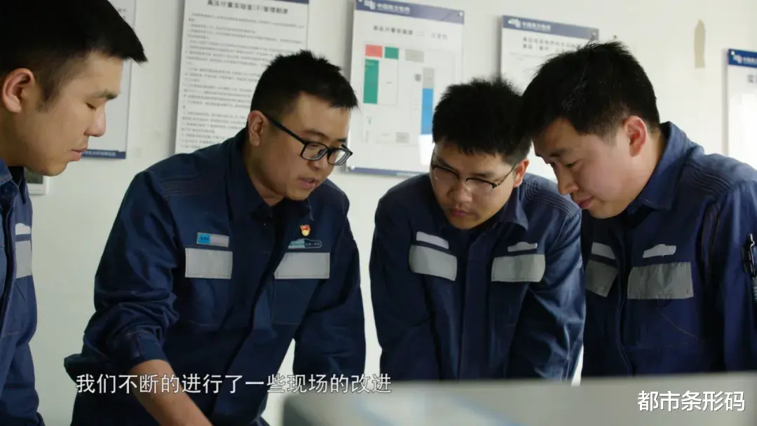 都市条形码 这位一米八的大高个，会的绝活不一般！他把工作做到极致，只为