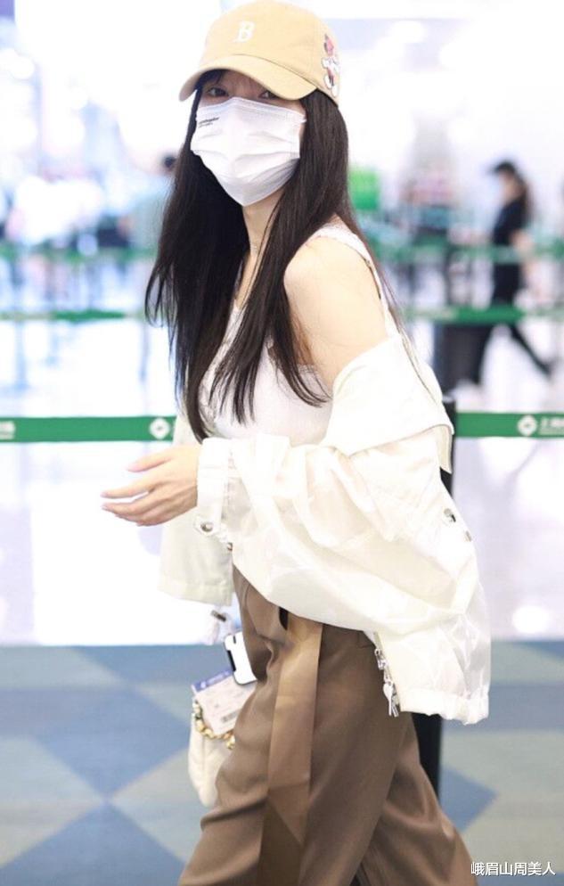 峨眉山周美人|李小璐最新机场照很有女团味，穿吊带故意扒掉外套秀香肩，真性感