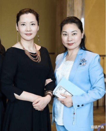 鸡胸肉 57岁何赛飞踏实服老，“奶奶裙”下搭凉鞋，不“扮嫩”很有勇气