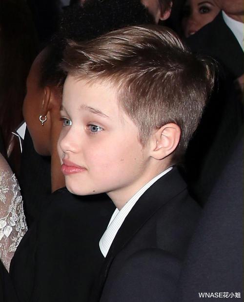 希洛|安吉丽娜大女儿终于“变回女装”！性感厚唇深邃蓝眼，女神范初现