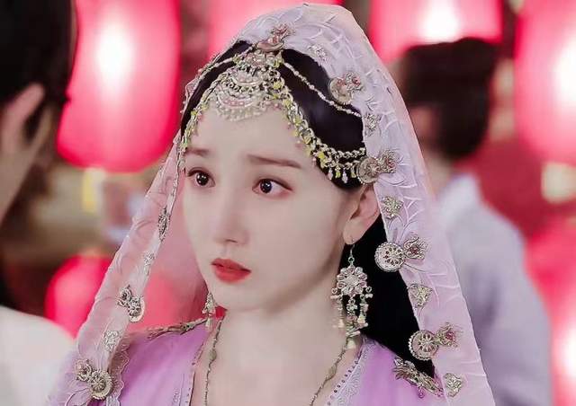 |女星异域风情造型盘点：杨超越如精灵，迪丽热巴可爱，李玲玉最经典