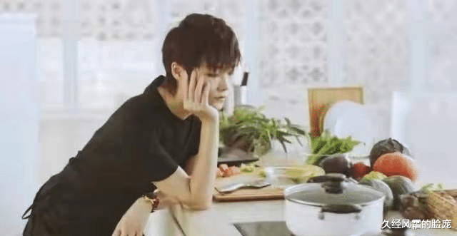 久经风霜的脸庞|李宇春罕见晒爸妈,豪宅朴实接地气,如今还是酷酷形象现身