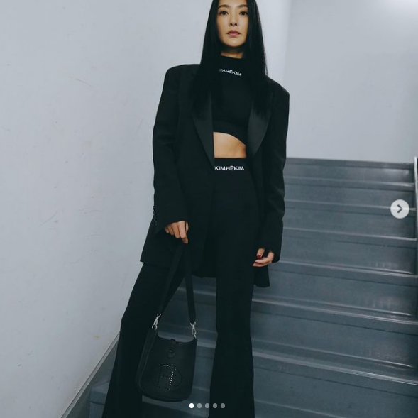 |躺着就能练出川字腹肌!吴速玲「滚一滚」松背瘦掰