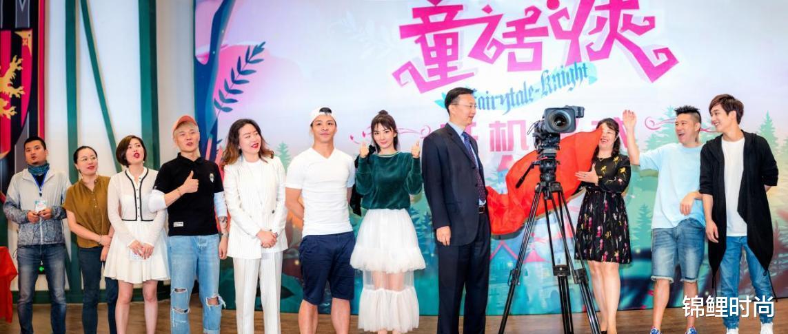 穿衣搭配|黄奕还挺会搭配的，穿的裙子甜美像少女，配高马尾好显嫩