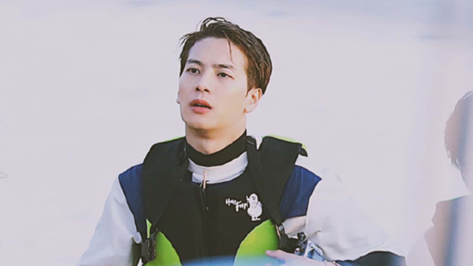 王嘉尔|王嘉尔被称为“前辈”引热议，任嘉伦是在怕什么？网友：咖位问题