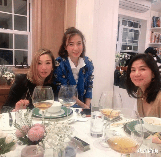 甘比|甘比和梁锦松罕同框，穿休闲打扮毫无阔太气场，曾采访伏明霞恋情