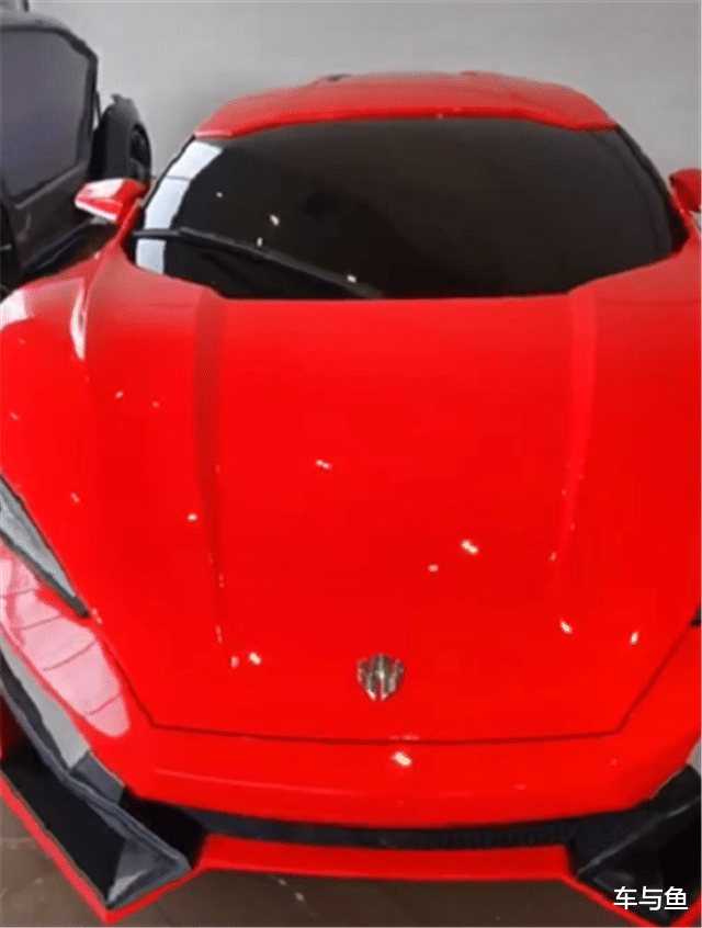 这样一台莱肯超跑抵达国内,整车红色漆面,非常骚气.