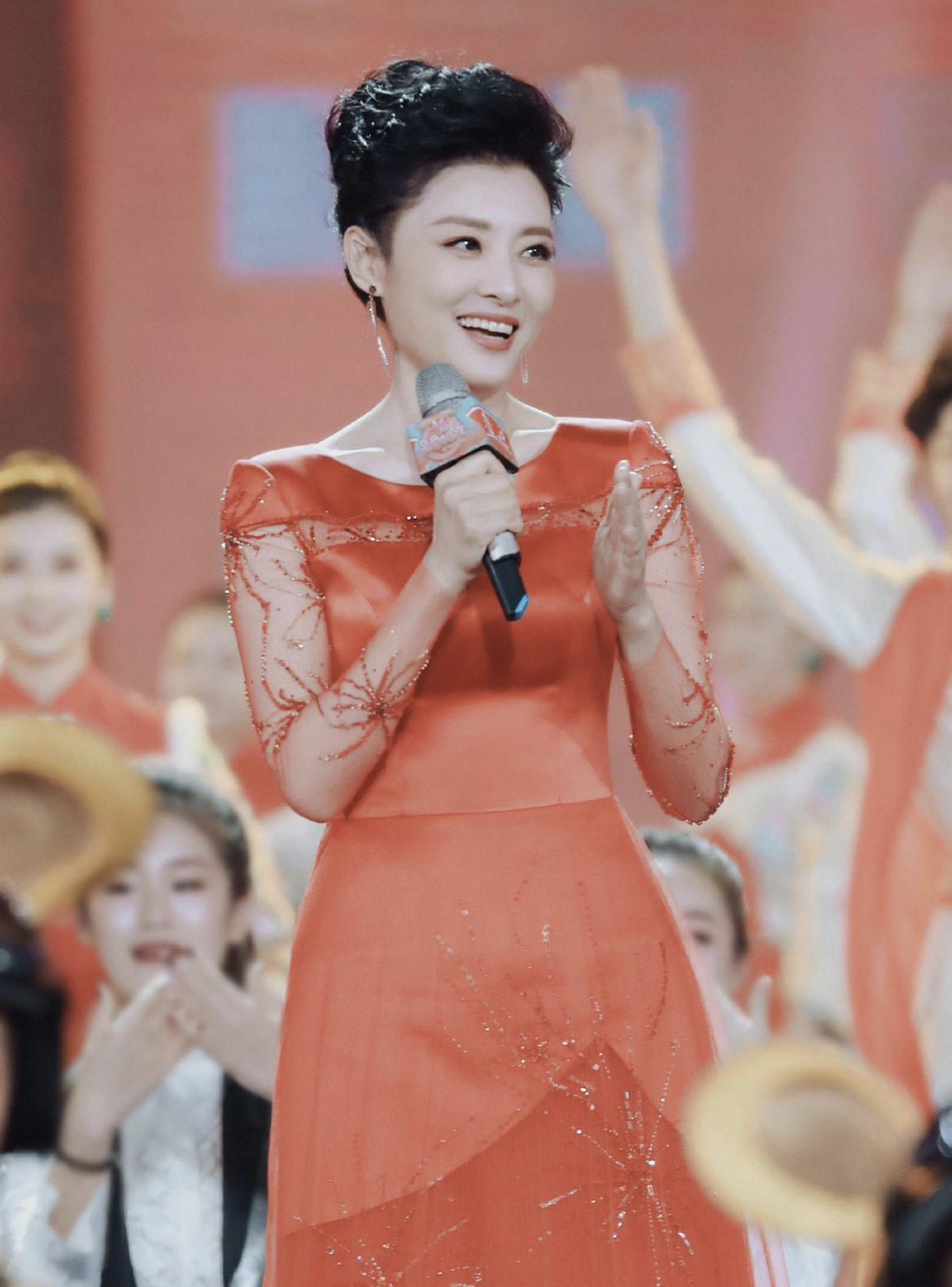 何有强|周涛真是“主持界翘楚”，一袭深蓝色流苏礼服端庄优雅，气质惊艳