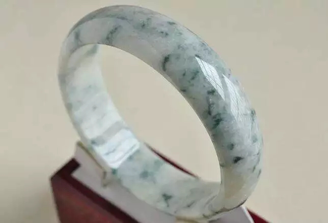 翡翠|翡翠似人，有血管，有肌理，还有痣！