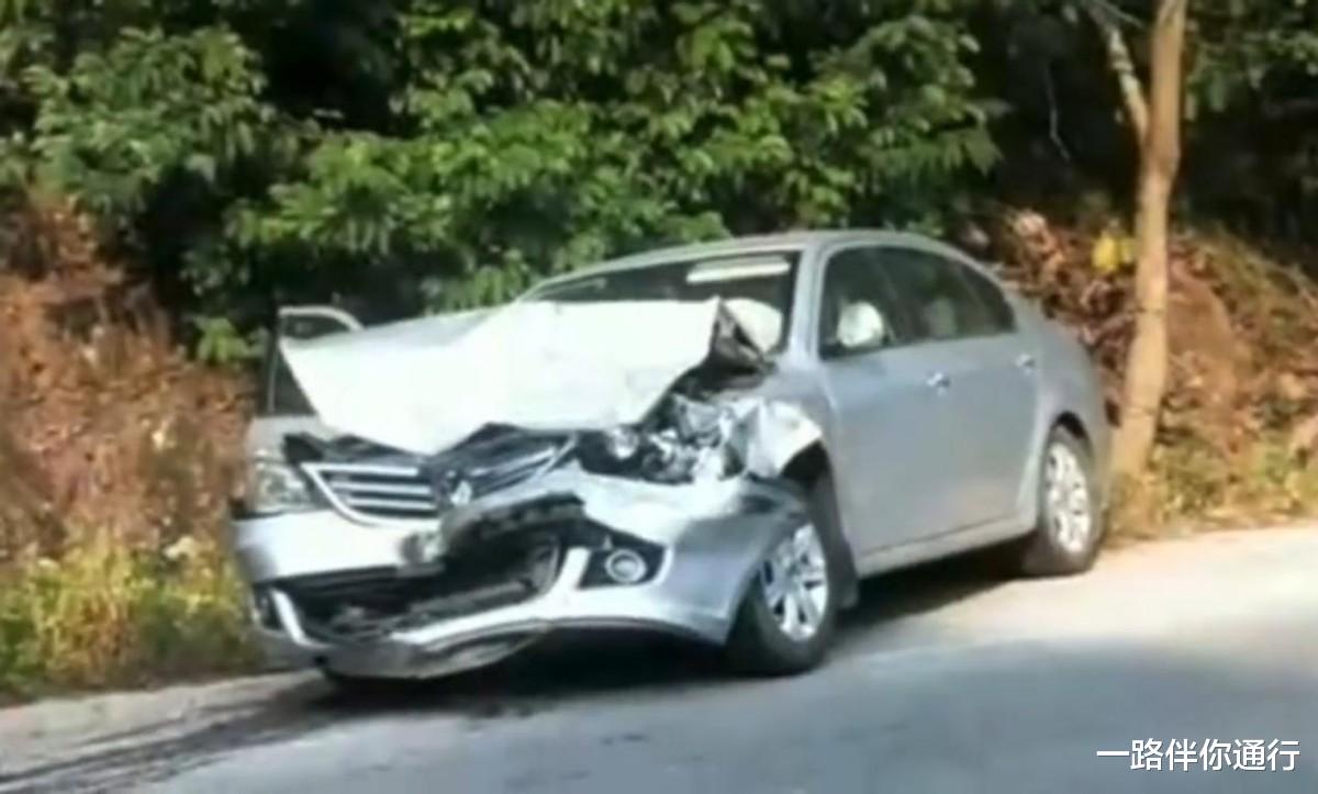 车祸 玉林再次发生车祸！两车相撞，轿车当场报废