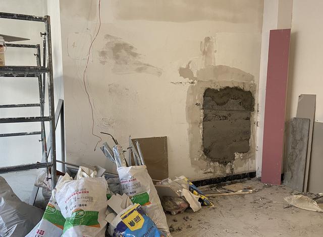 承重墙被砸出了个洞,钢筋都露出来了,事发济南一小区!业主不愿意了:我们的安全谁来保障