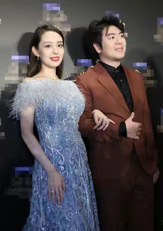 加菲猫说时尚 李小萌挺巨肚捞金太拼！穿白色长裙身材爆肥，36岁脸嫩得让人自卑