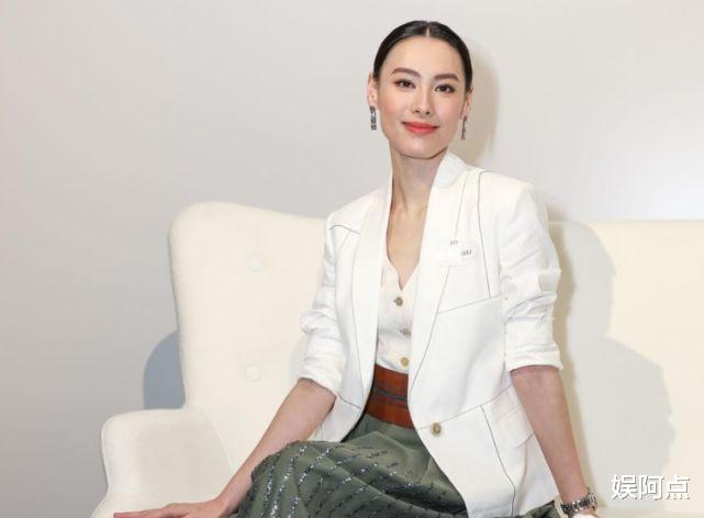 梁洛施|梁洛施在红木别墅连续晒照，气球图案有深意，疑似和李泽楷复合？