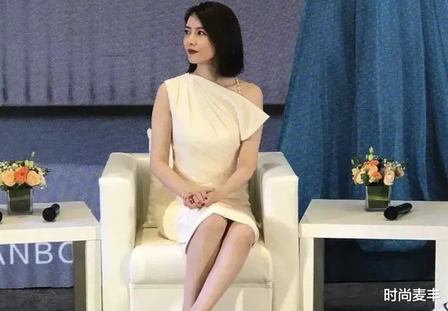 时尚麦丰|高圆圆出席某活动，一身白色斜肩礼服简约时尚，气质优雅