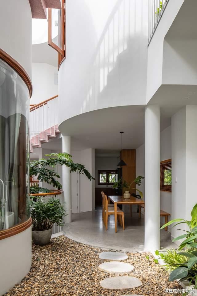 越南女服装设计师的家，当作一件艺术品来设计，空间丰富又有趣