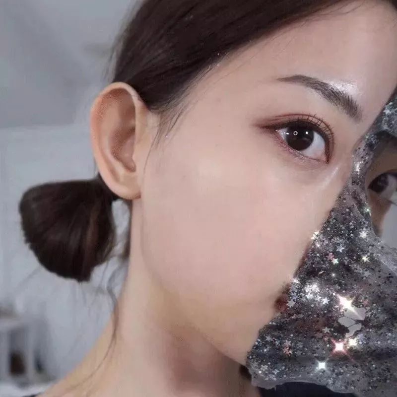 精品时尚国|田朴珺奢华豪宅曝光！客厅书墙高达8米，化妆的面膜更是价值不菲