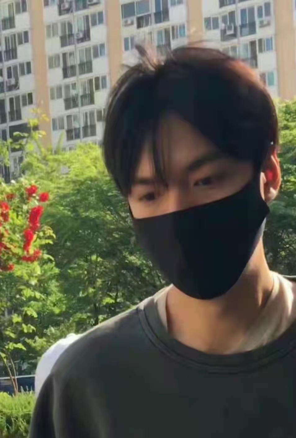 时尚风行派 李敏镐久违露面刷新颜值高度!穿休闲装跟朋友聚会,大长腿太吸睛