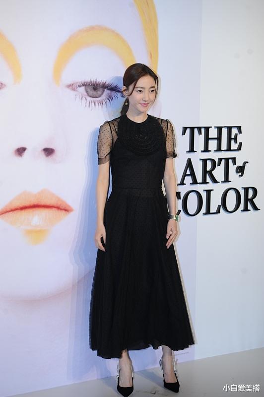 穿衣搭配|王丽坤的身材好“圈粉”，一袭抹胸礼服小秀身材，直角肩真吸睛