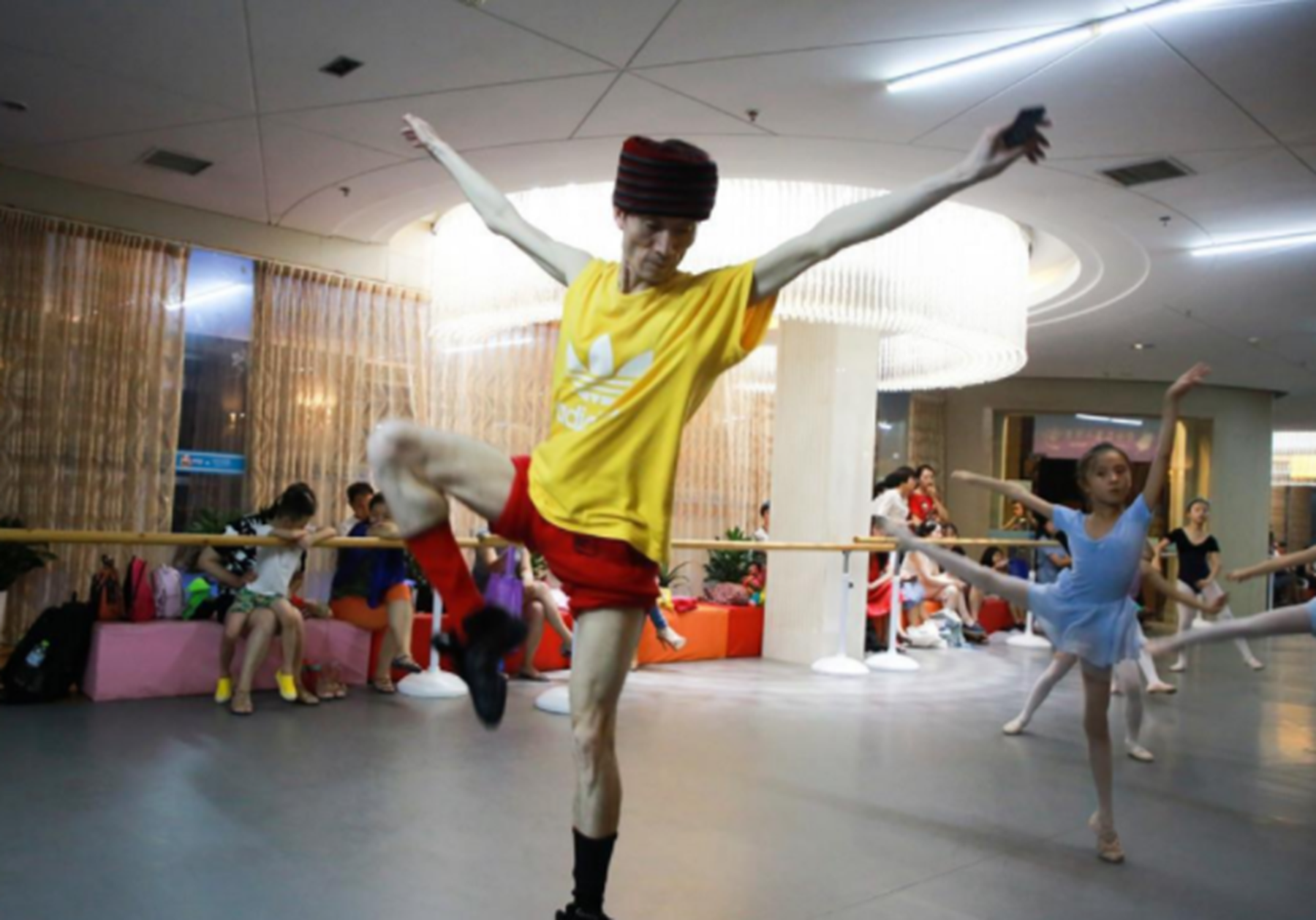 杨丽萍|男版“杨丽萍”：除了跳舞，生活不能自理，年入百万也无人愿嫁