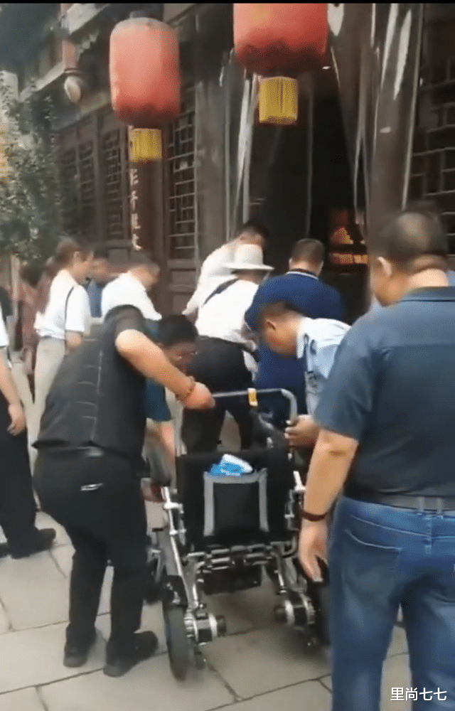 苍井优|洪金宝罕携妻内地度假,身形暴瘦俩人搀扶走不动,妻子拿手机拍不停