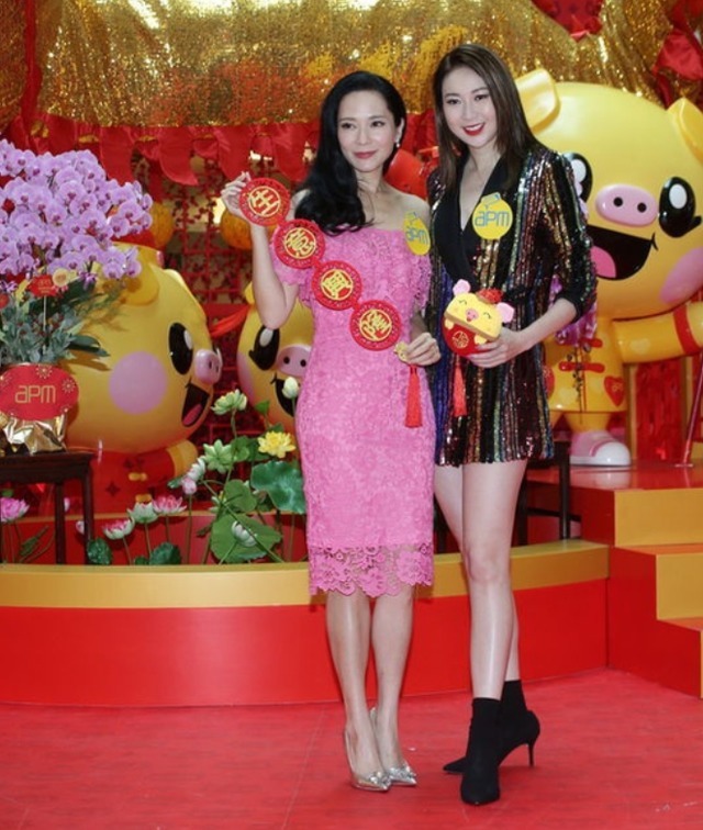 何有强 47岁郭羡妮不显老，穿玫红色蕾丝裙更精致，不愧是港姐出身