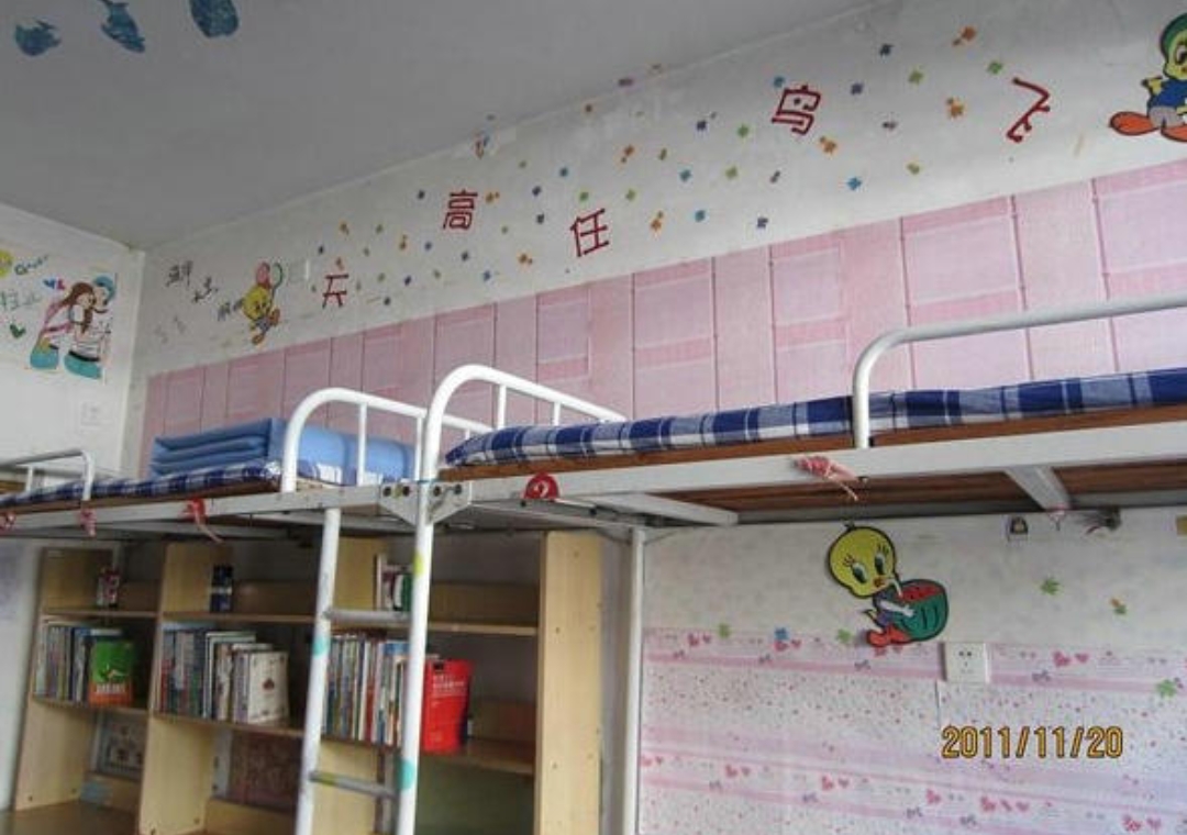 00后大学生流行自费“装修”寝室？却引起巨大争议！网友：太自私